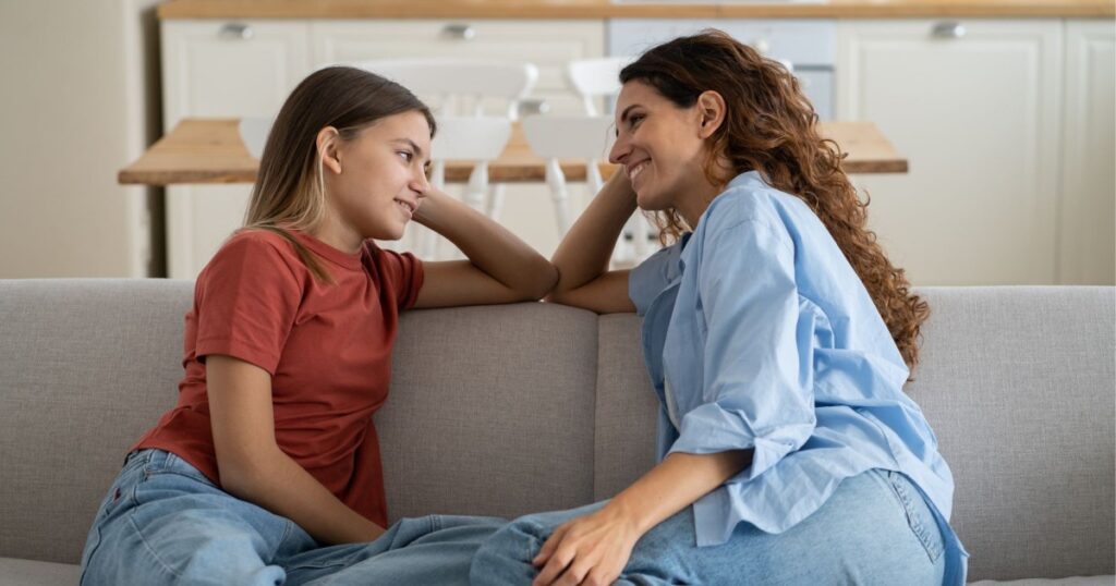 Persona escuchando con atención a otra como metáfora de la escucha consciente y la transformación de las relaciones