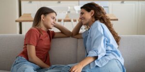 Persona escuchando con atención a otra como metáfora de la escucha consciente y la transformación de las relaciones