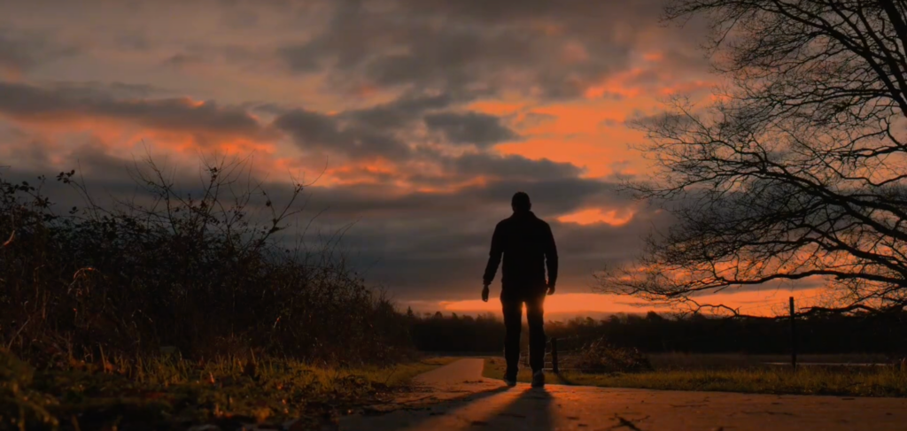 Persona avanzando en la mañana como símbolo de consistencia cuando la motivación se va