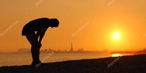 Persona caminando hacia el horizonte como metáfora de resiliencia cuando la vida exige más de lo que se cree tener