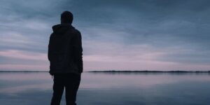 Persona reflexionando en silencio sobre sus pensamientos automáticos y hábitos mentales