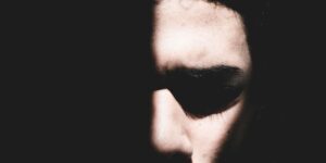 Persona reflexionando antes de reaccionar, simbolizando carácter y autocontrol